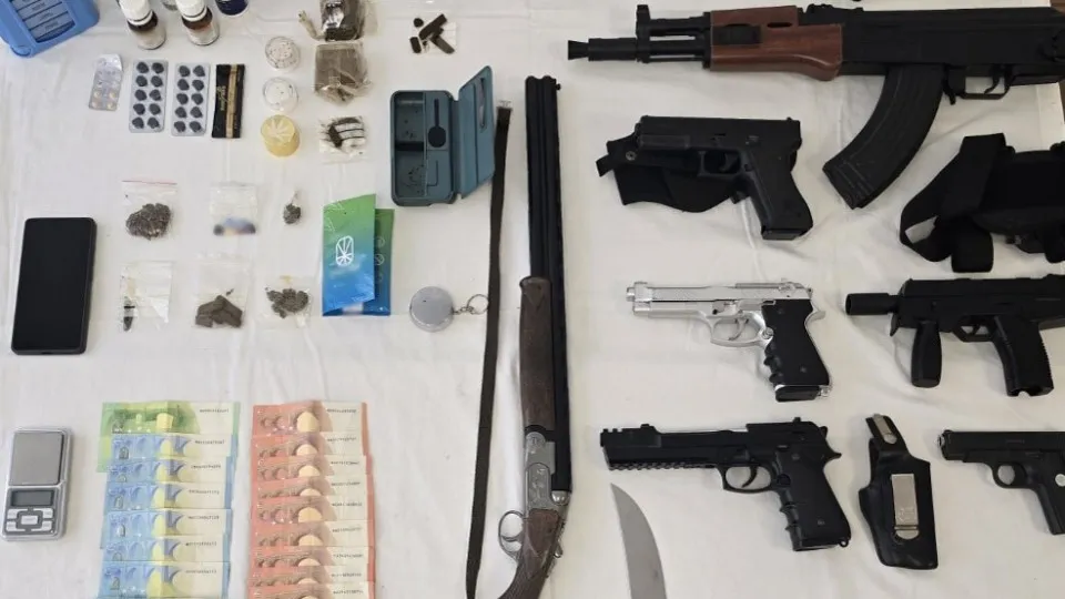 GNR seizes more than 300 doses of drugs, weapons, and ammunition. One person arrested