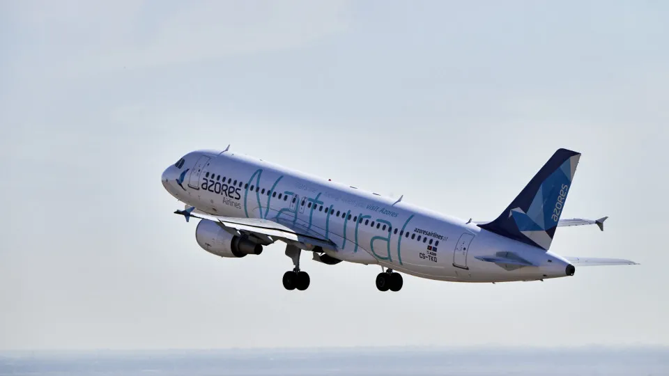 Group of four entrepreneurs submits proposal to buy Azores Airlines