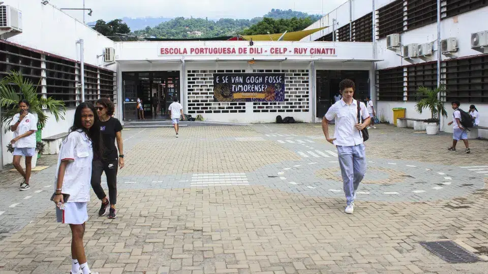 Group of teachers from the Portuguese School of Díli on strike