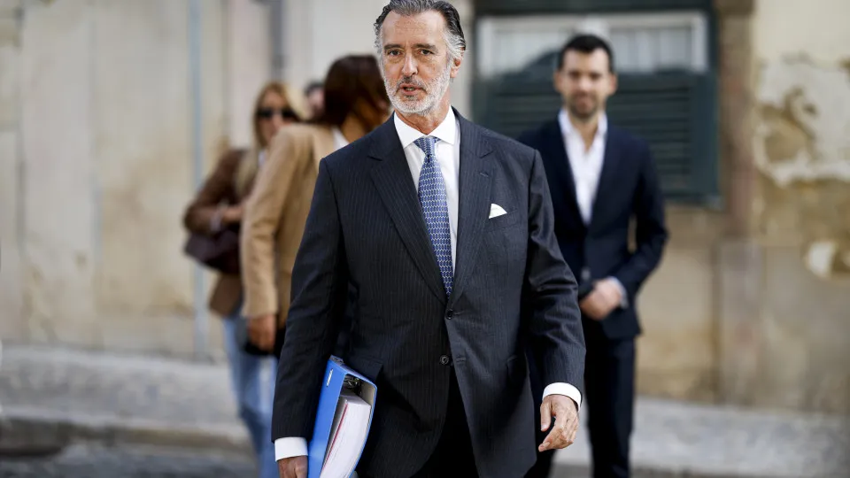 Health problems are not solved by "grinding ministers," says Cotrim.