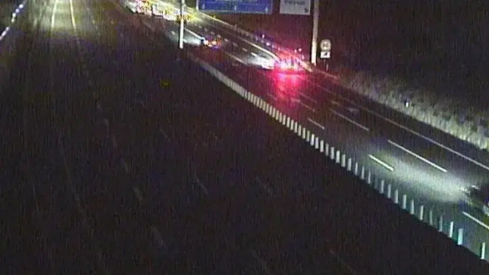 Heavy vehicle accident cuts A1 before Santa Iria (south-north direction)