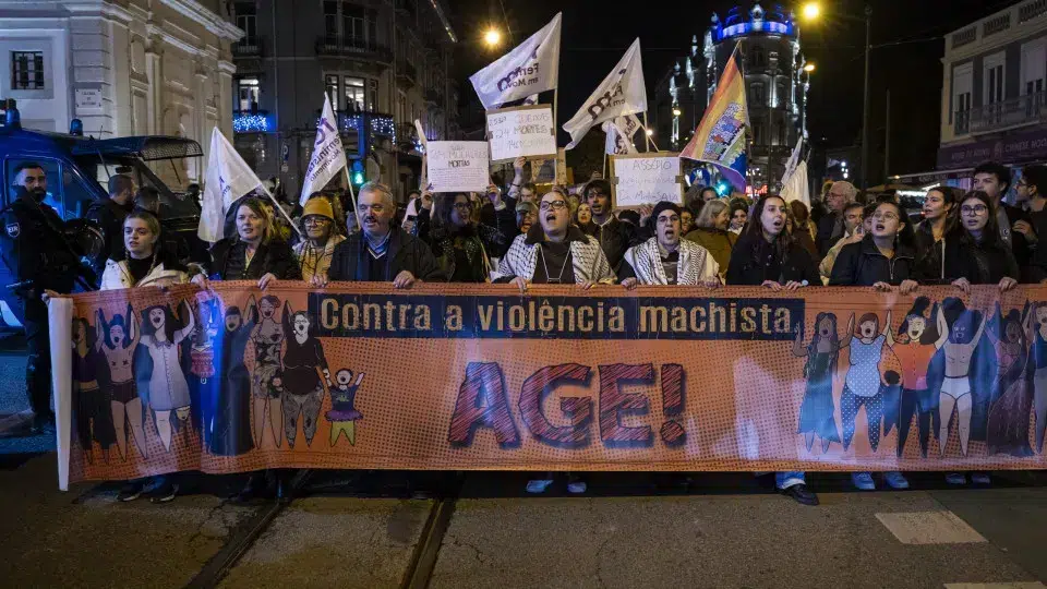 Hundreds of people march in Lisbon for women's health and safety