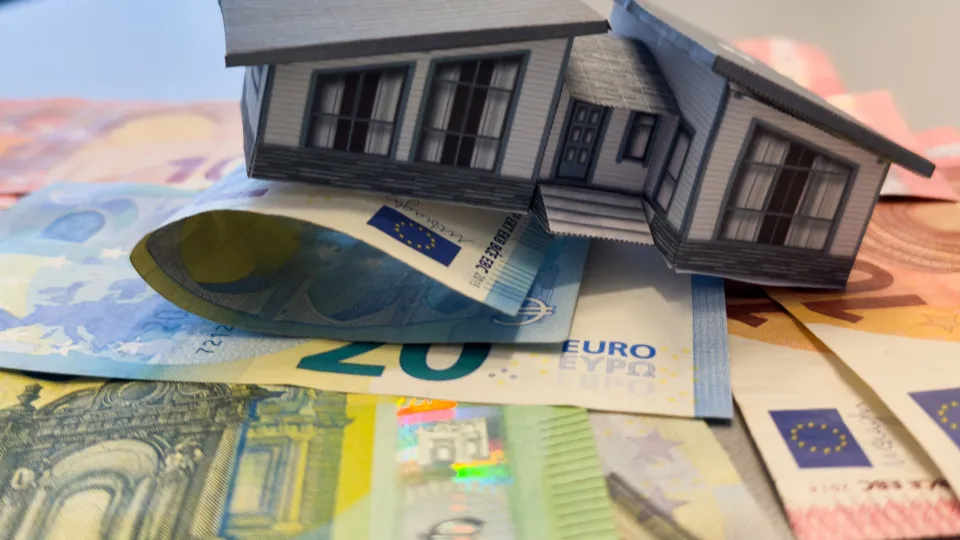 Income support generates controversy: After all, who is entitled to receive it?