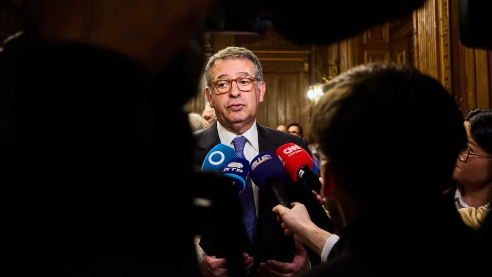 Insurance against "extremism's poisons" promotes a convention for Democracy