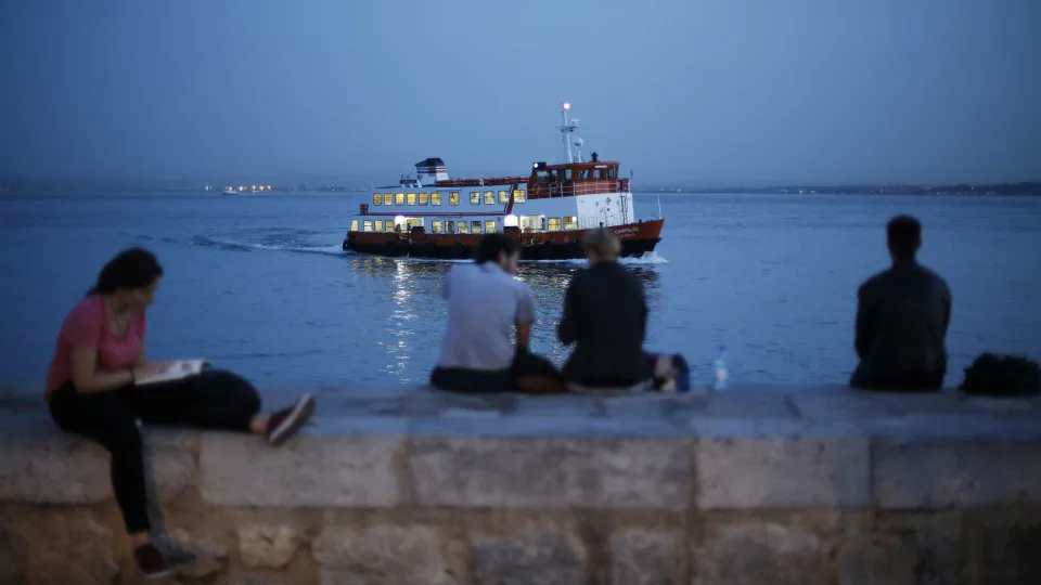 Interrupted river transport of vehicles between the south bank and Lisbon