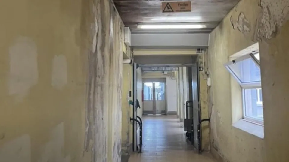 "It could be an abandoned building," but it is the IPO Lisbon. "Moldy and flooded"