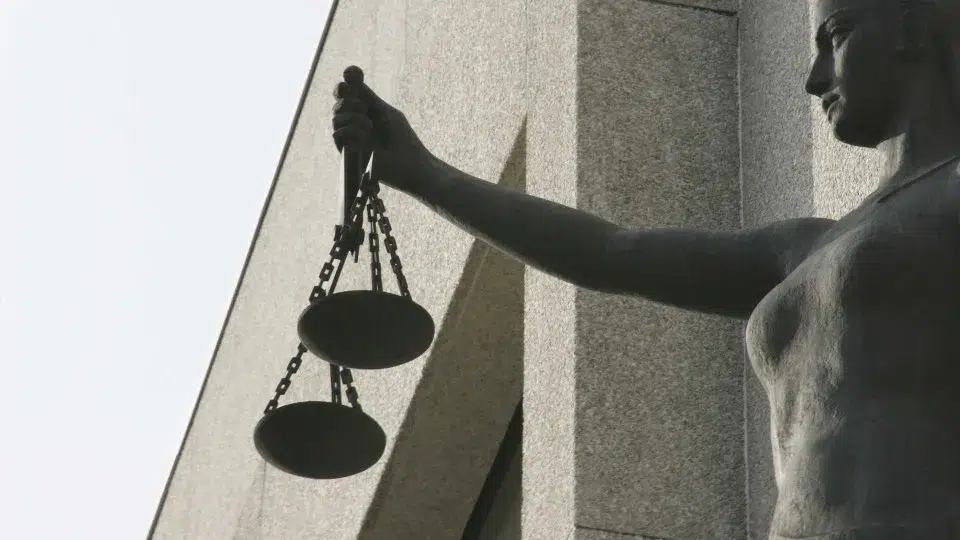 Judicial employees advocate for the creation of a superior justice council.