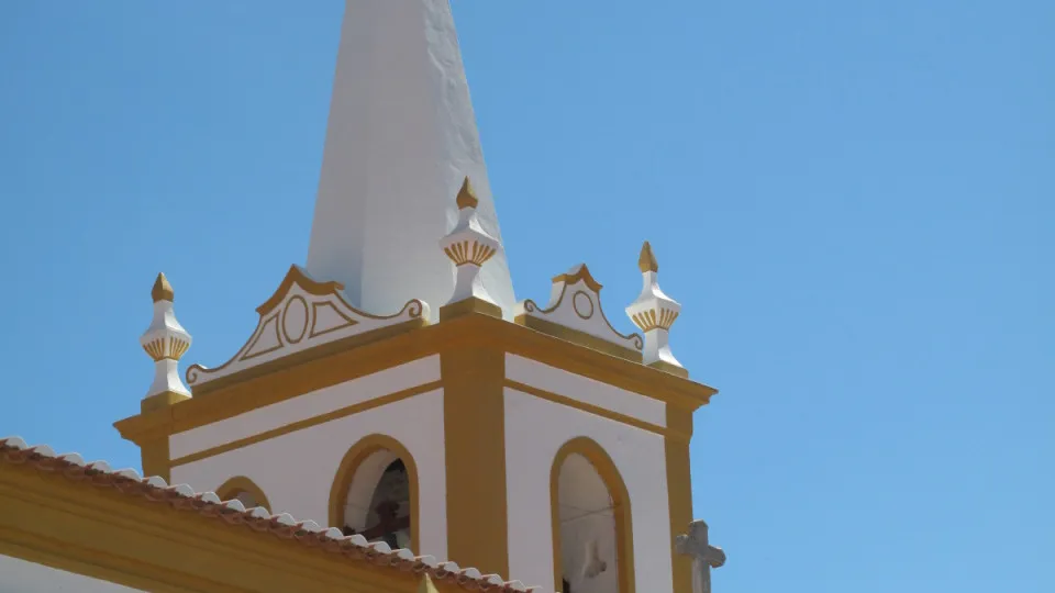 Judiciary Police investigate the theft of tiles in a church in Monforte