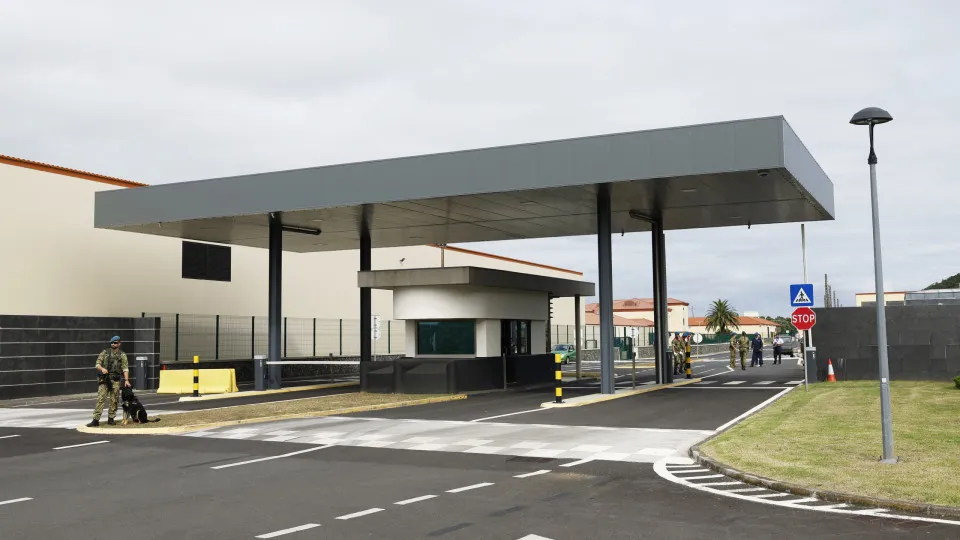 Lajes workers can request an advance on their salaries on Monday.