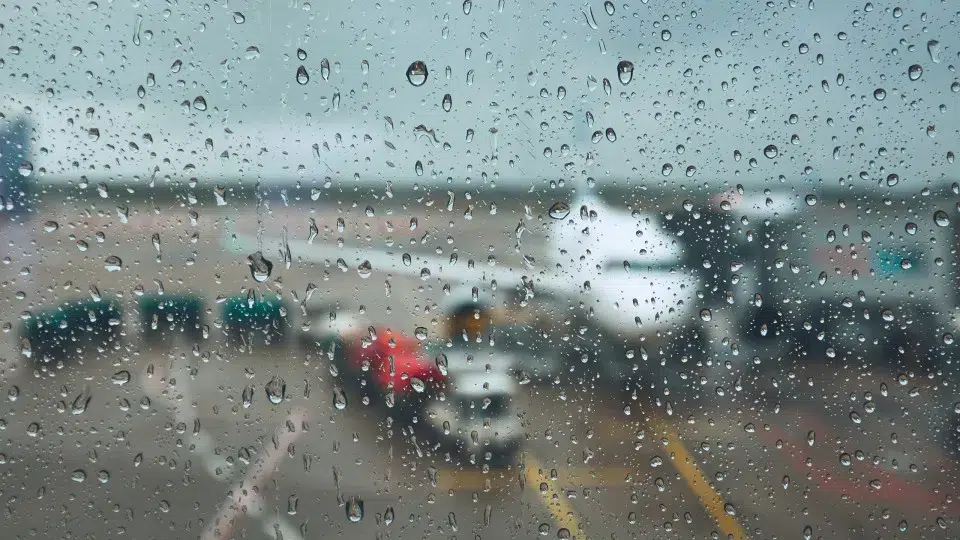 Lightning strikes TAP plane (returned to Lisbon after engine lost power)