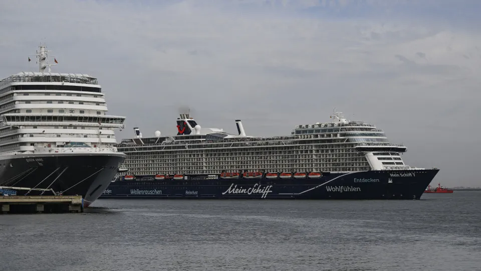 Madeira. Man in "need of urgent care" rescued from cruise.