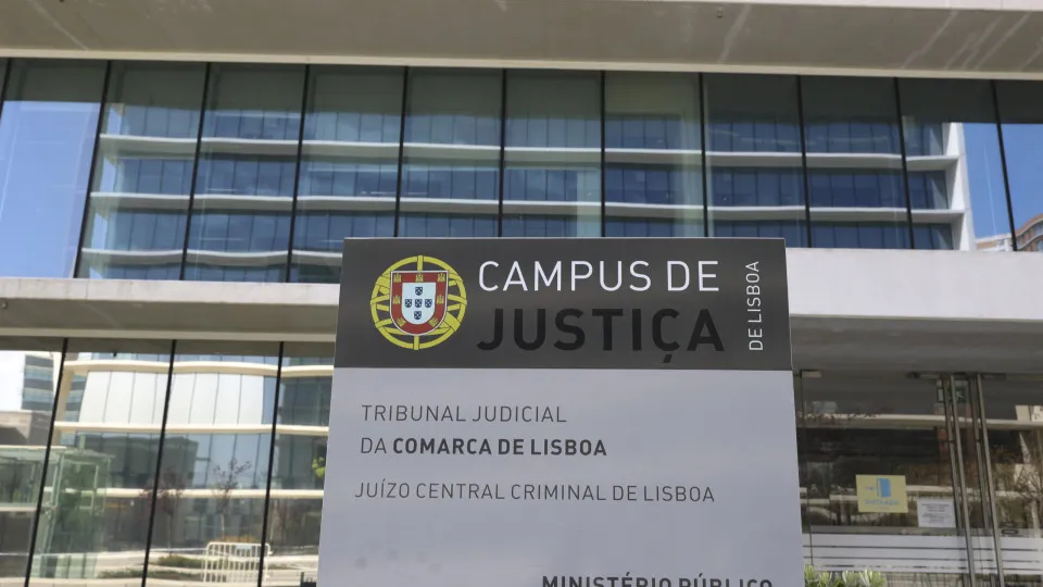 Man accused of triple homicide in barbershop goes on trial.