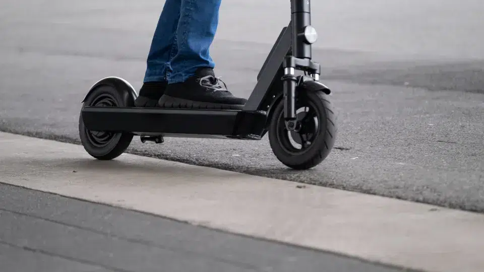 Mobile phone and other goods stolen in Alvalade and they escape on a scooter