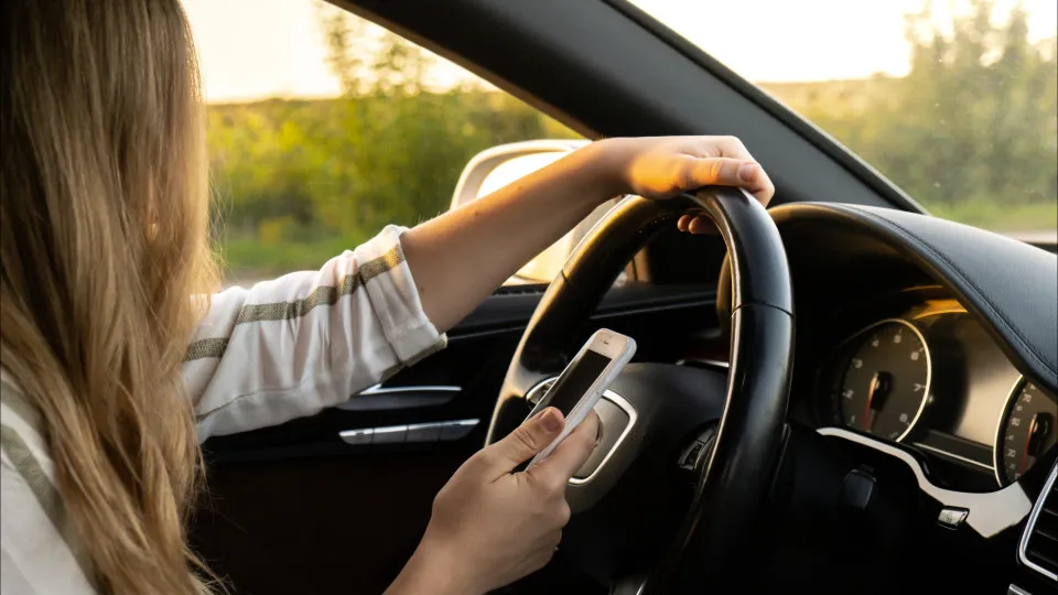 Mobile phone while driving: PSP records 5,389 offenses until October