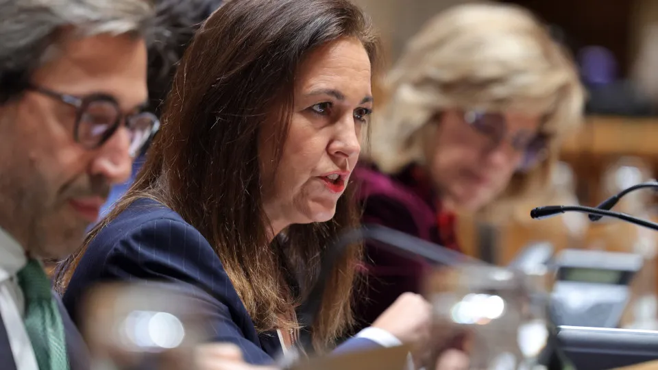 Mobile phones and drugs? Minister says security in Alcoentre worked.