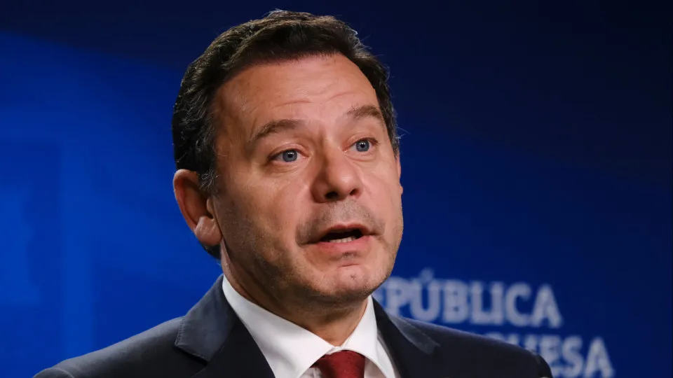 Montenegro says flows between Portugal and Angola are "well regulated"