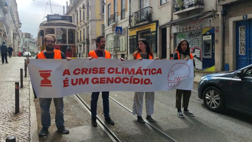 More than 100 artists support students and call for an end to fossil fuels