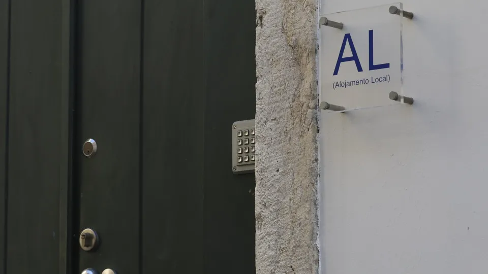 Most Portuguese support reducing local accommodation and more control of tourism.