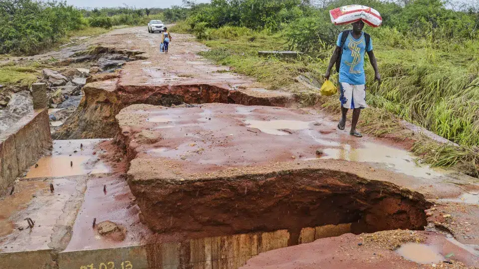 Mozambique invests 1.3 million to rehabilitate roads in the center of the country.