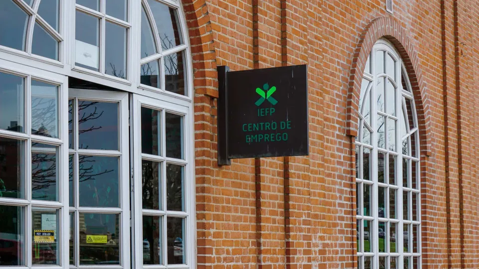 Number of couples unemployed decreased by 7.0% in October