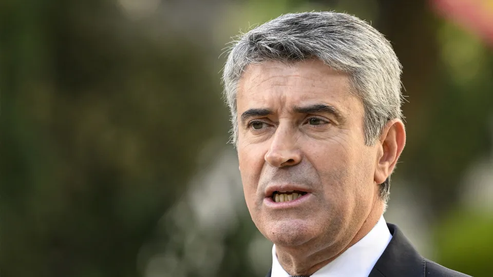 OE? Carneiro says that abstention serves the country. PS "restrained" in proposals