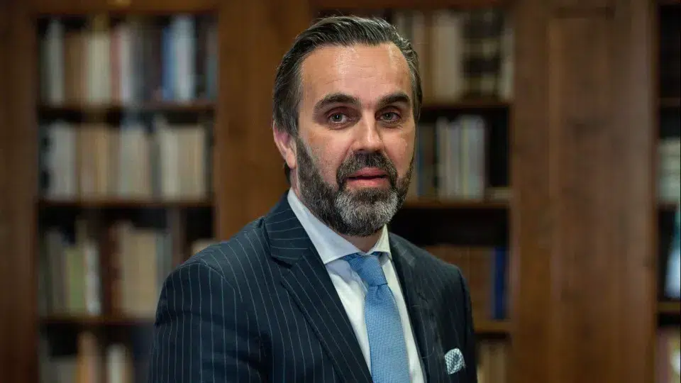 Order accuses the administration of not reversing the cycle of doctors' departure.