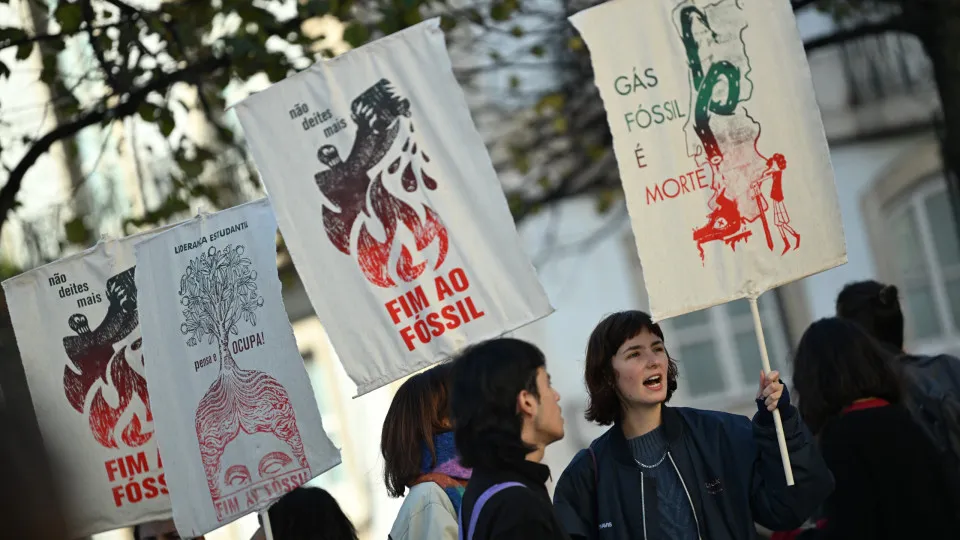 Over 200 march in Lisbon calling for an end to fossil fuels by 2030