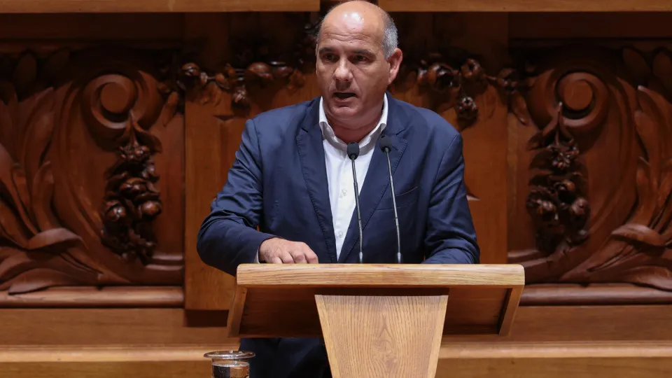 Paulo Raimundo says that the country "is being plundered" by a Right-wing "gang".