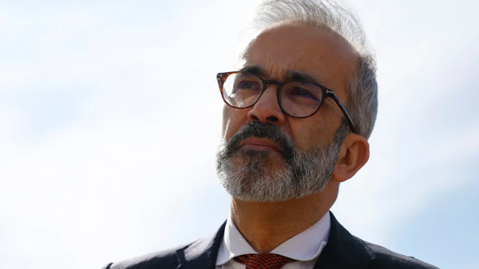 Paulo Rangel accuses the PS Government of not having solved "problems" of the MNE.