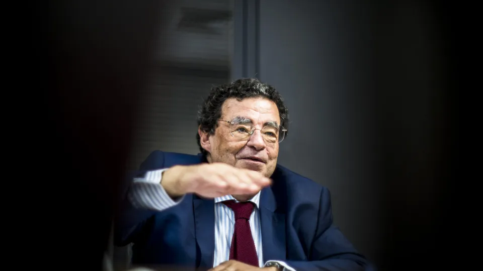 Paz Ferreira says that Portugal should claim money from Europe for the islands