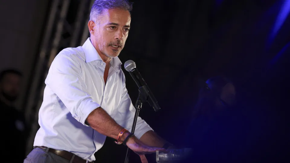 Pedro Duarte gives the Culture portfolio of Porto to PS-elected Jorge Sobrado.