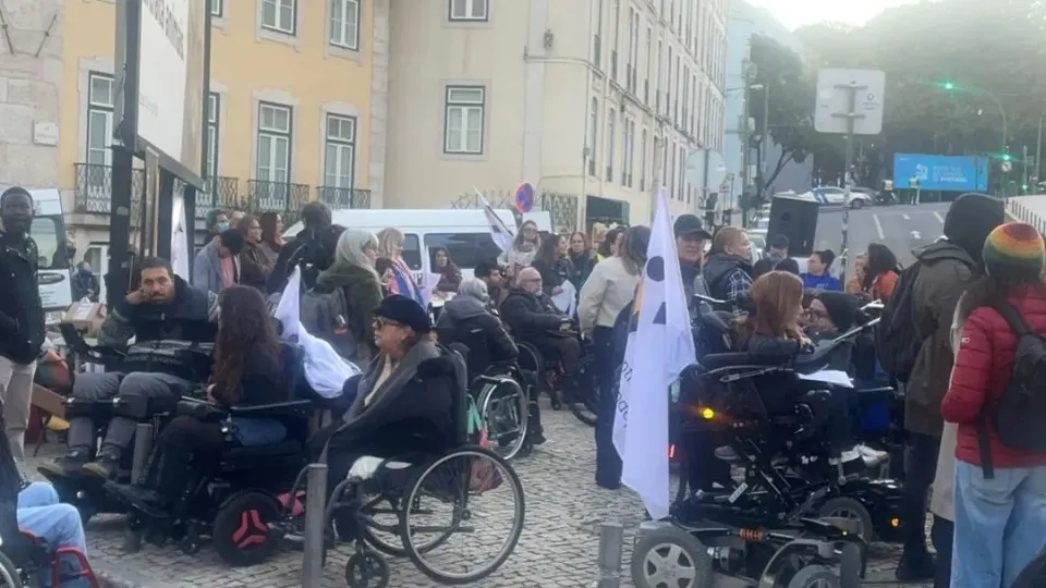 People with disabilities protest in front of the Parliament: "Fed up"