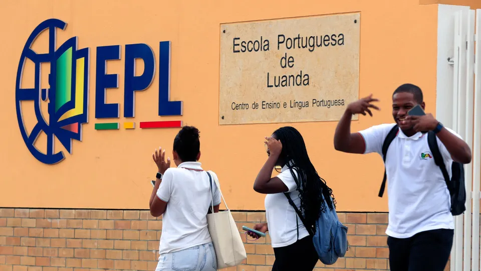 Portuguese School of Luanda teachers awaiting government go on strike