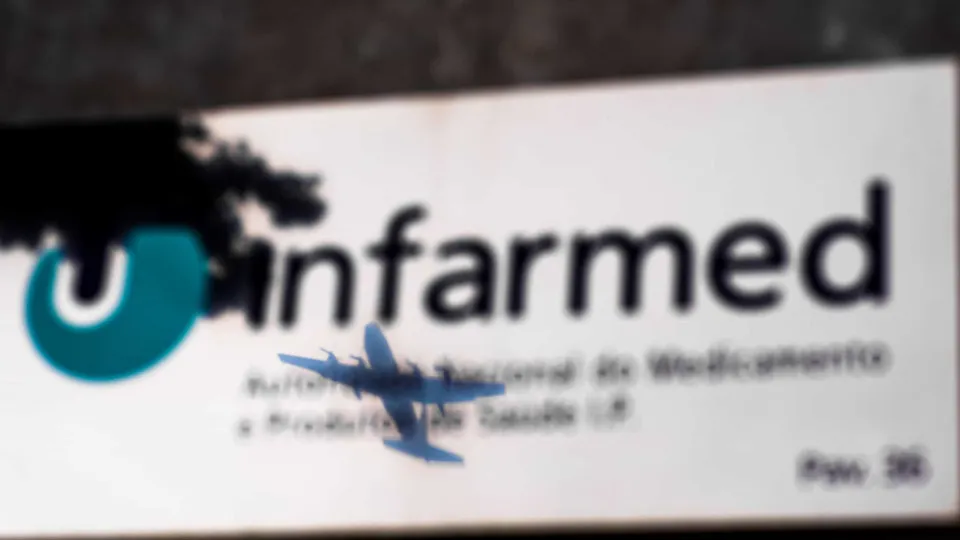 "Precaution." Infarmed suspends the marketing of these black masks