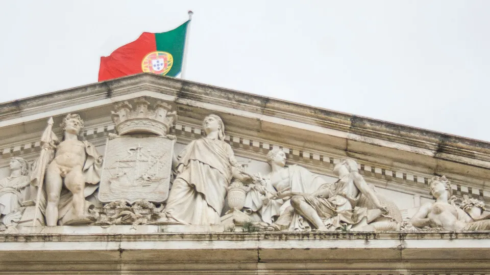 PS admits challenging the Lisbon City Council's regulations. Chega suggests "changes".