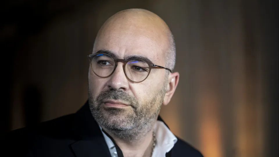 PS questions whether Pinto Luz has the ability to oversee the privatization of TAP