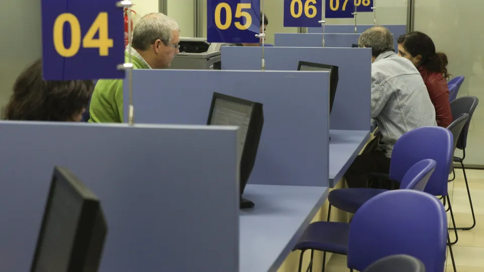 Public employment rises 1.8% in the 3rd quarter, but falls in succession