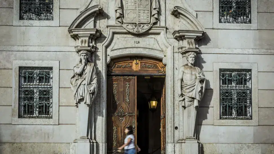 Public Prosecutor accuses woman of attempting to kill her father with a knife in Porto