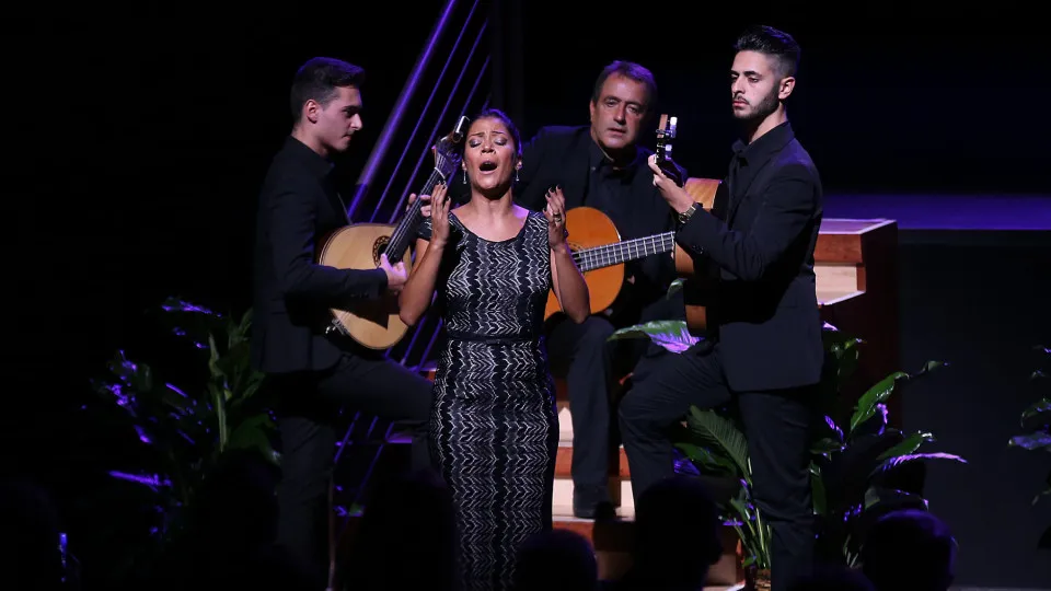 Raquel Tavares returns "to traditional fado" with "Deles por Mim (e à Antiga)"