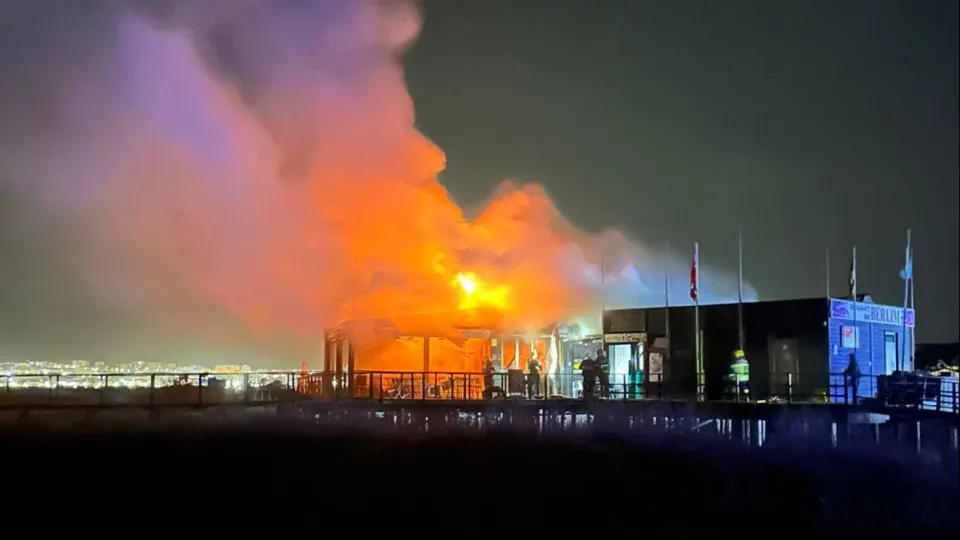 Restaurant burned down at Meia Praia in Lagos. PJ will investigate.