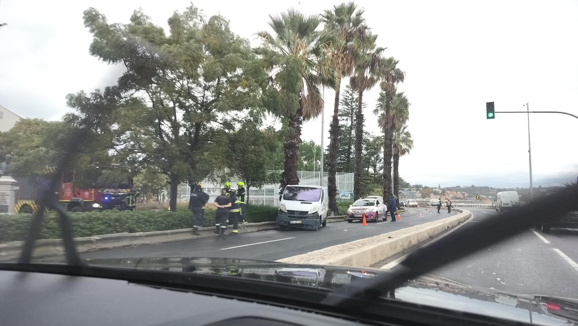 Rollover in Paço de Arcos cuts traffic to Cascais on the Marginal