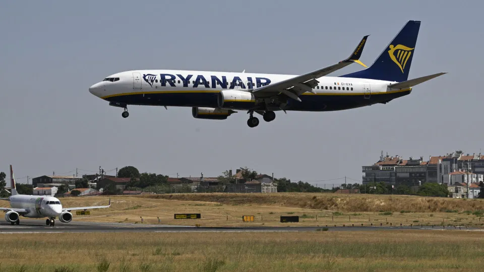 Ryanair's profit rises 42% in the fiscal semester and surpasses 2,500 million