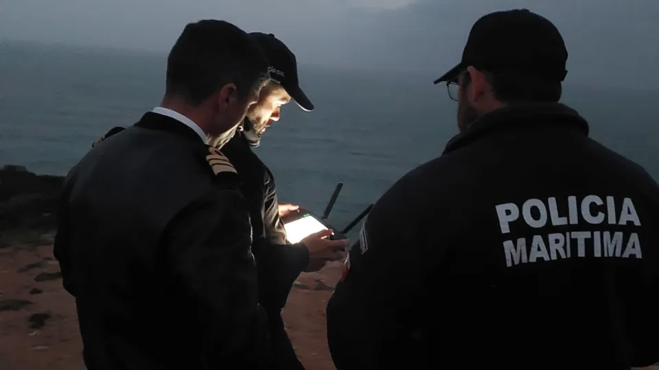 Searches for a man who fell from a sailboat in Vila Nova de Gaia interrupted.