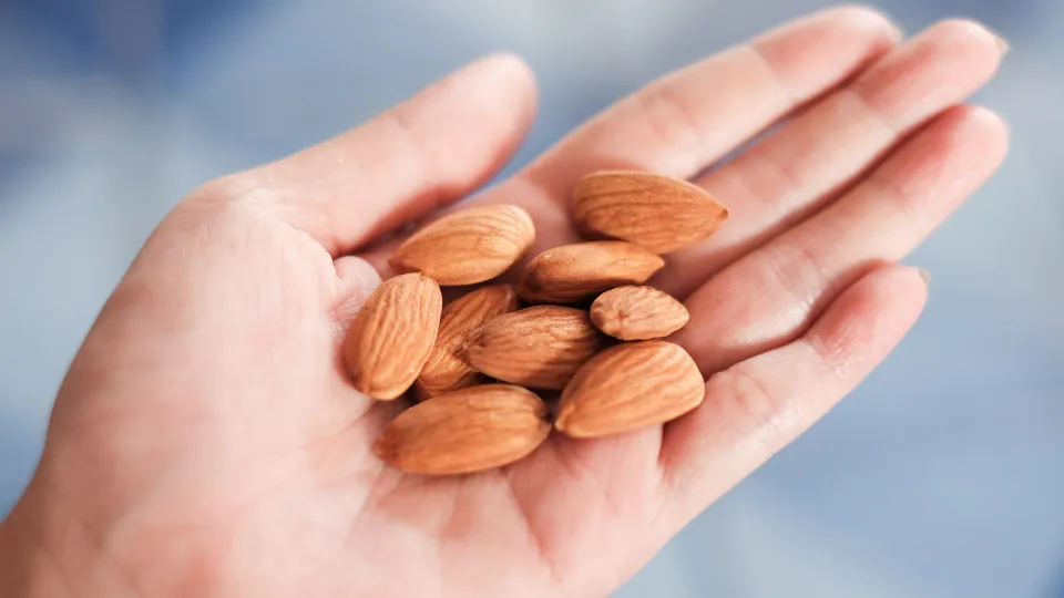 Sector anticipates a decline in almond production due to bad weather.