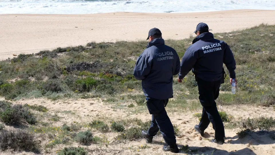 Ship sinks off the coast of Sines. Crew of seven fishermen safe.