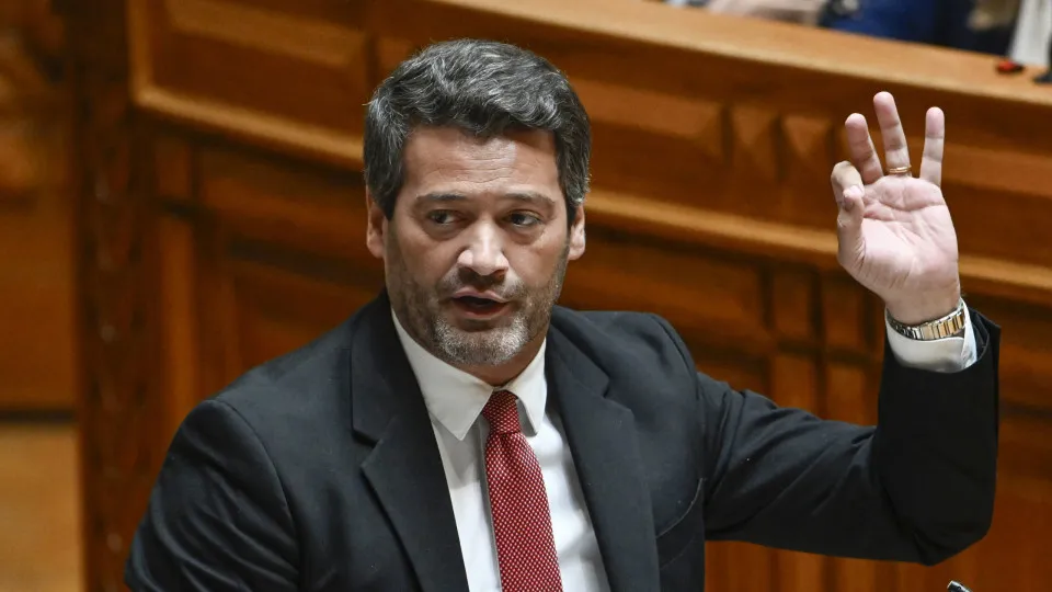 Some PS deputies leave the chamber after Ventura removes carnations