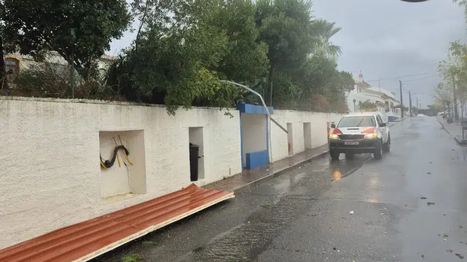 Strong wind tore off the roof of the cultural center in Almodôvar