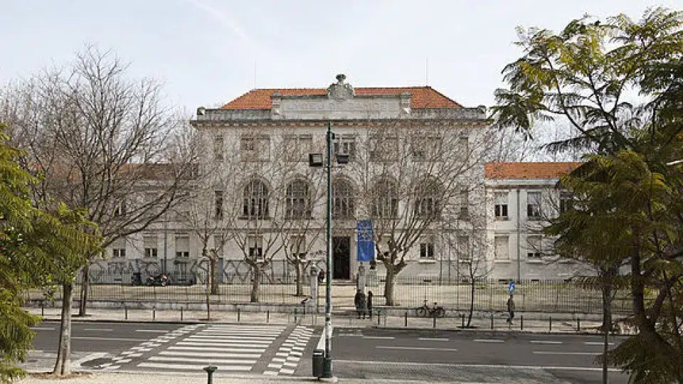 Students of Camões High School lock the school with a padlock for the end of fossils