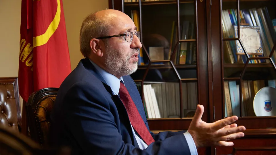 Taxes on dams? António Filipe criticizes the government's "subservience."