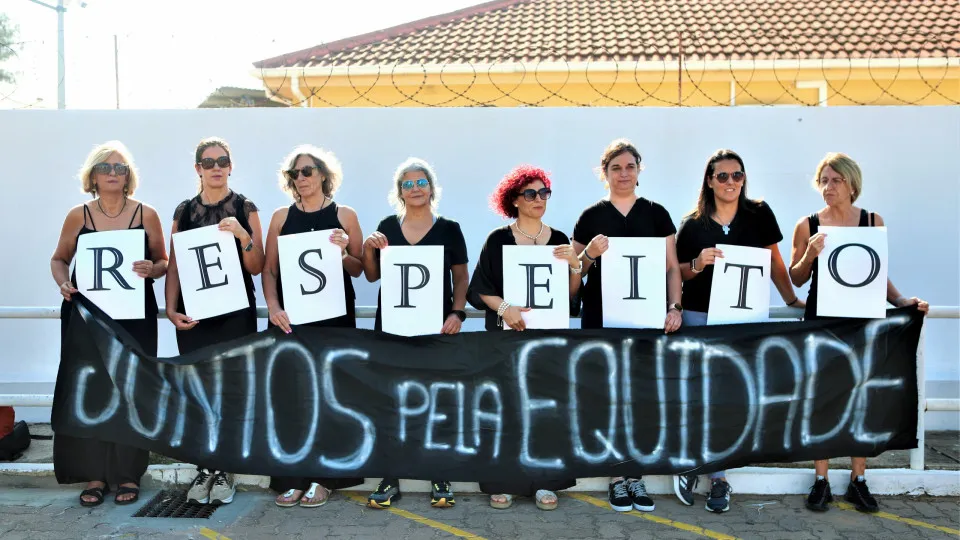 Teachers from the Portuguese School of Mozambique on strike, criticizing the Government